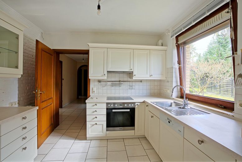 Ruhige EG-Wohnung (unmöbliert) mit Garten in Bad Bevensen – Küche, Blick zum Eingang