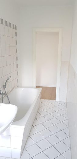 Elterlein: Sonnige 3-Zimmer-Wohnung mit großem Balkon und Einbauküche in ruhiger Neubauanlage – Referenzfoto Badezimmer