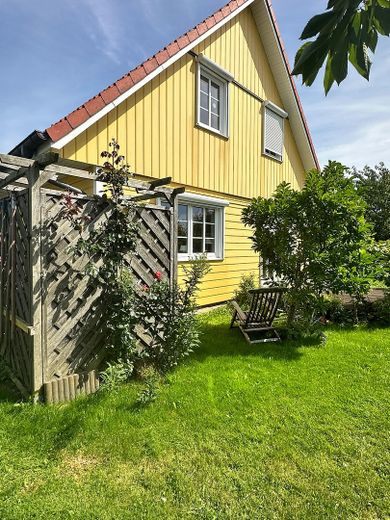 Ruhiges, sonniges & energieeffizientes Einfamilienhaus direkt „hinter’m Deich“ nahe Büsum – Rasengarten