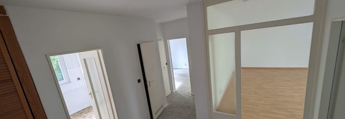 Disponible de inmediato en Berlín-Steglitz: luminoso piso de 3 habitaciones con balcón orientado al sur + plaza de aparcamiento + sin comisión – Diele mit Zugang zu den Räumen