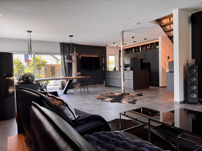 Modernes Premiumhaus mit High-End-Ausstattung und nahezu energieautarker Technik in Herford – Wohnzimmer