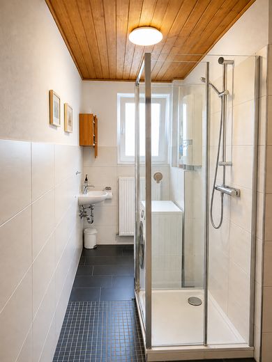 Helle 2 Zimmer-Wohnung für Singles, WG oder Pärchen – Bad