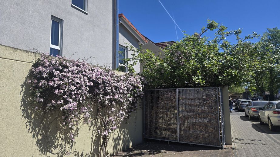 Von Privat : Doppelhaushälfte mit Sonnigem Garten – Stelplatz / Holzlager