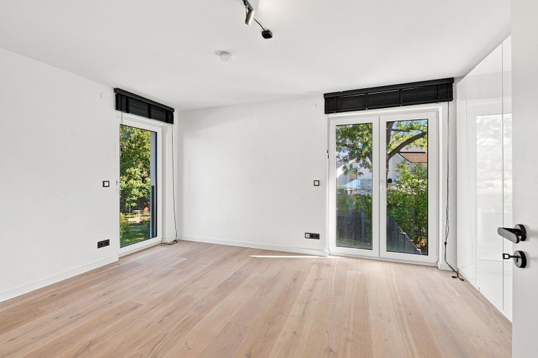 ¡Casa moderna KfW55 de 2020 con terraza en la azotea y cocina en Múnich-Untermenzing! ¡Sin comisión! – Schlafzimmer Obergeschoss