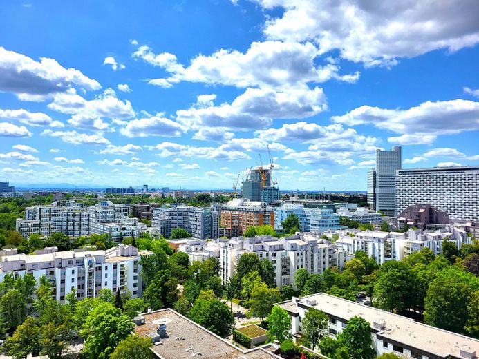 Bogenhausen 15° piano appartamento di 3 locali con vista sulle Alpi e piscina sul rooftop – vendita privata! – Aussicht vom Balkon Skyline