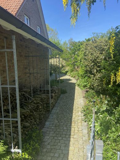 Landhaus "Rose Garden" direkt vor Sylt zu verkaufen! – Kaminholz und Weg