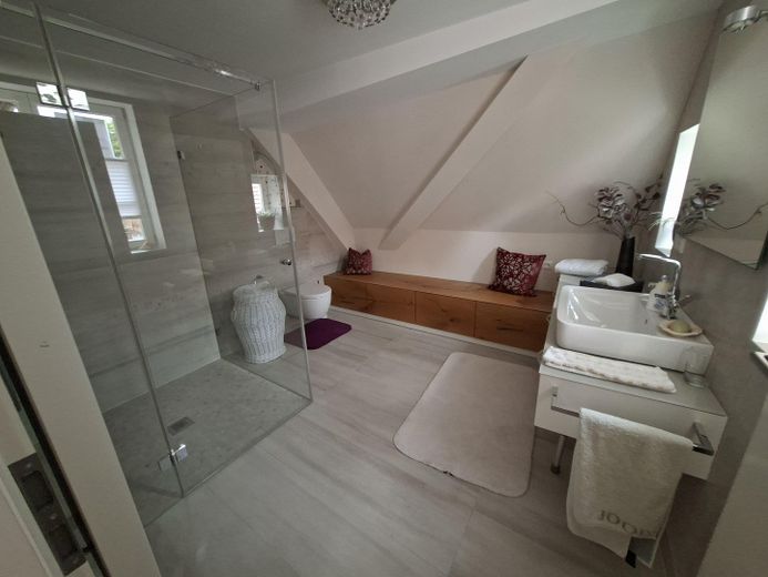 Appartement ancien en duplex élégant et exclusif dans la vieille ville, avec ascenseur et balcon – Badezimmer