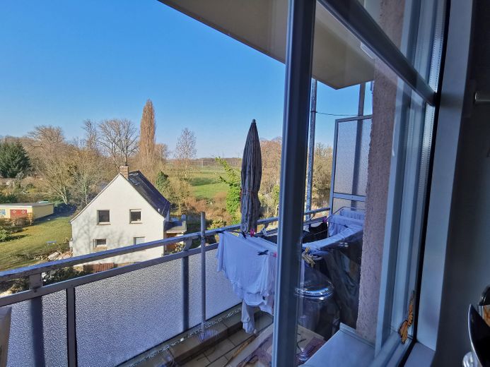 Komplett neu renovierte 2-Zimmer Wohnung im 1.OG mit Balkon – Balkon mit Blick nach Westen
