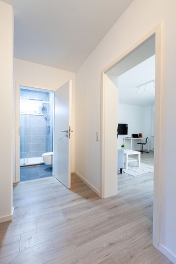Appartamento arredato di 2 locali a Kassel-Nord-Holland – ristrutturato, con balcone e adatto a convivenza – Blick Flur & Zimmer 1