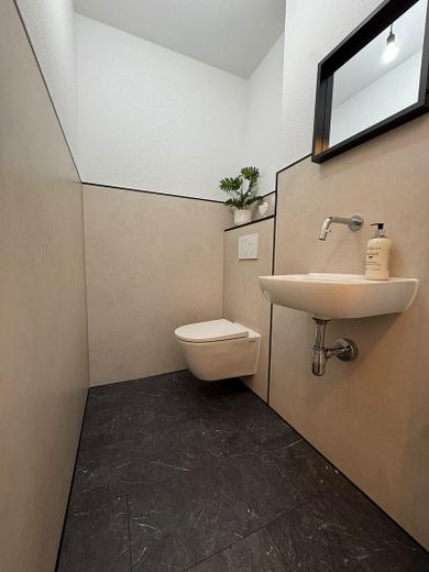Sofort Einziehen! Frisch renovierte 3,5 Zimmer Wohnung mit Balkon und Garage – WC - Originalbild