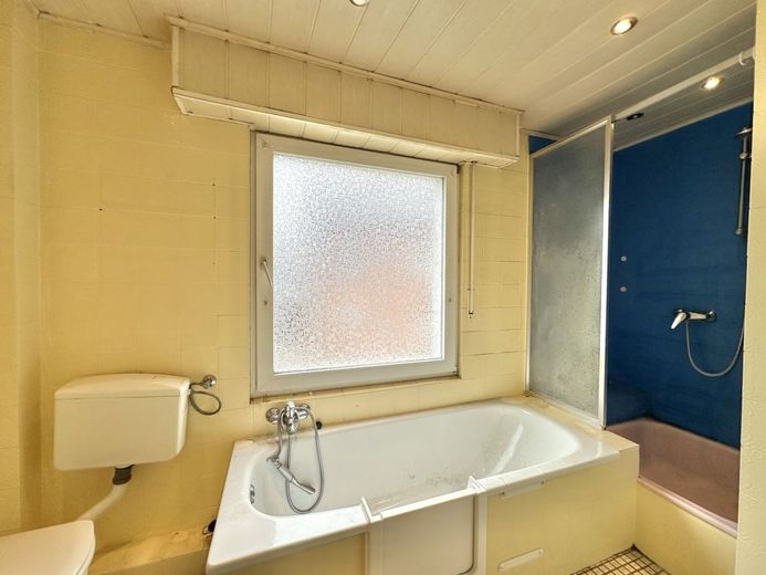 CITYHOUSE: In Top-Lage von Brauweiler! Einfamilienhaus mit großem Grundstück und viel Potenzial! – Tageslichtwannenbad