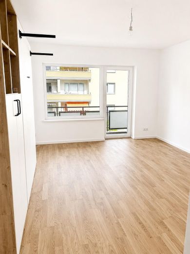 First occupancy after modernization: Partially furnished 1-room apartment in Munich-Sendling – Wohnraum