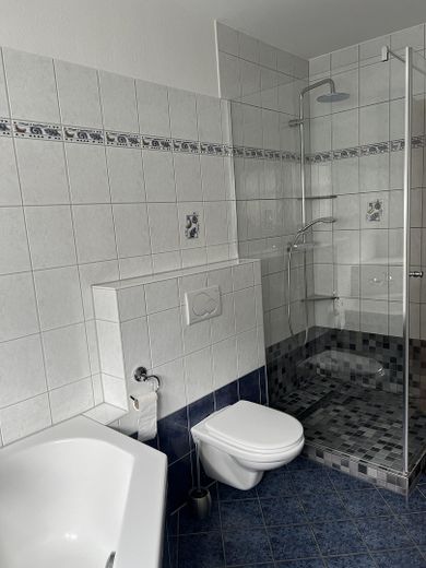 5 Zi.-Maisonette mit Garten, Terrasse und Carport in Mühlheim in ruhiger Anliegerstraße – ...und große Glasdusche