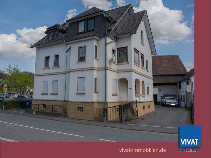 Apartment building with 4 units and barn/outbuilding with a separate commercial unit. No buyer’s commission! – Photo 1