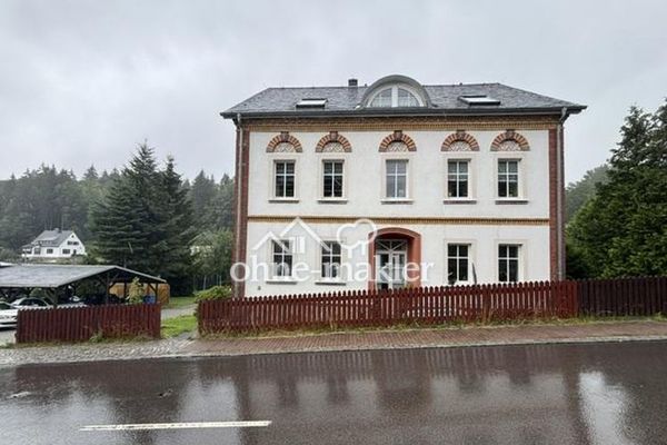 Mehrfamilienhaus mit großer Garage in Breitenbrunn