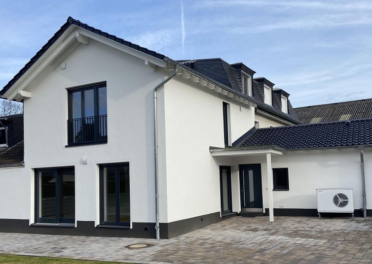 Erstbezug: Niedrigenergiehaus in Düsseldorf-Kalkum, provisionsfrei, Süd-West-Lage – Außenansicht Süd-West-Lage