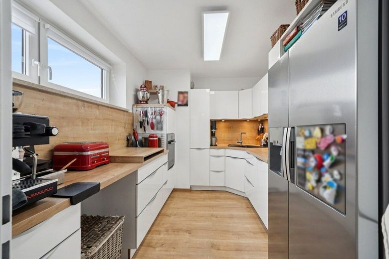 Großzügige 3-Zimmer-Maisonette in Landshut mit Loggia, Aufzug und Tiefgaragenstellplatz inklusive – Küche