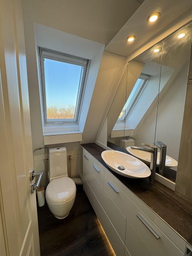 3-Zimmer-Dachgeschosswohnung mit Balkon + EBK in Maisach, Nutzfläche 151 qm, 5 Fußminuten zur S3 – Toilette mit Fenster