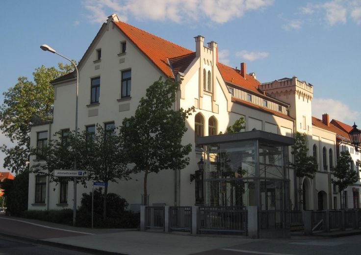 Working where others go on holiday – Office building with a view of Lake Tiefwarensee – Ansicht straßenseitig