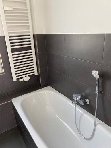 Appartement de 3 pièces spacieux et modernisé avec un haut niveau de qualité, avec 2 balcons, cuisine équipée et garage – Photo 9