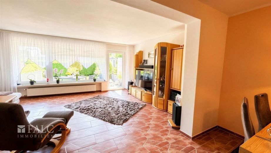 Familienfreundliches Wohnen in ruhiger Lage - gepflegtes Reihenmittelhaus mit zahlreichen Modernisierungen – Wohnzimmer