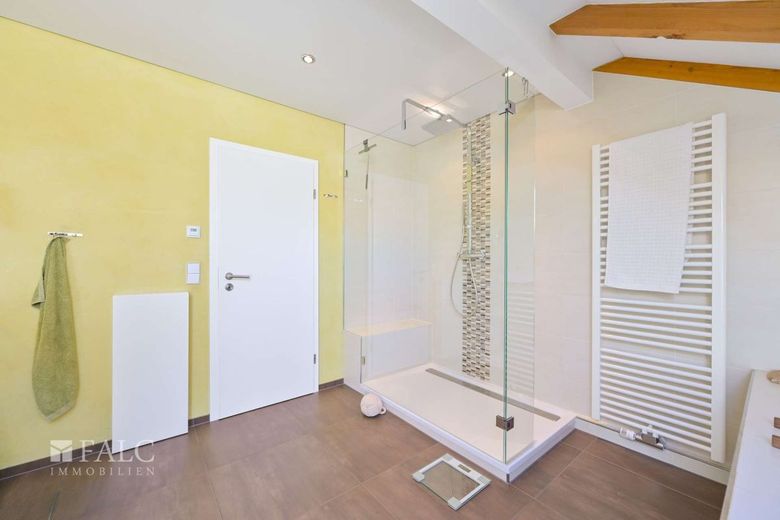 Exklusive Landhaus-Idylle mit unverbaubarem Blick ins Ampermoos – DG Badezimmer Blick Dusche
