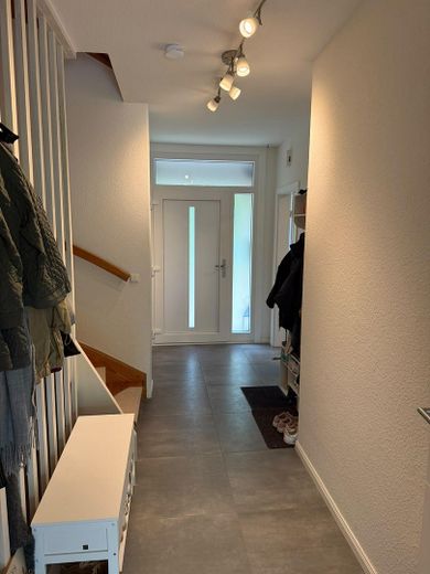 Gerenoveerde eindwoning met kelder en verbouwde zolder – Flur EG