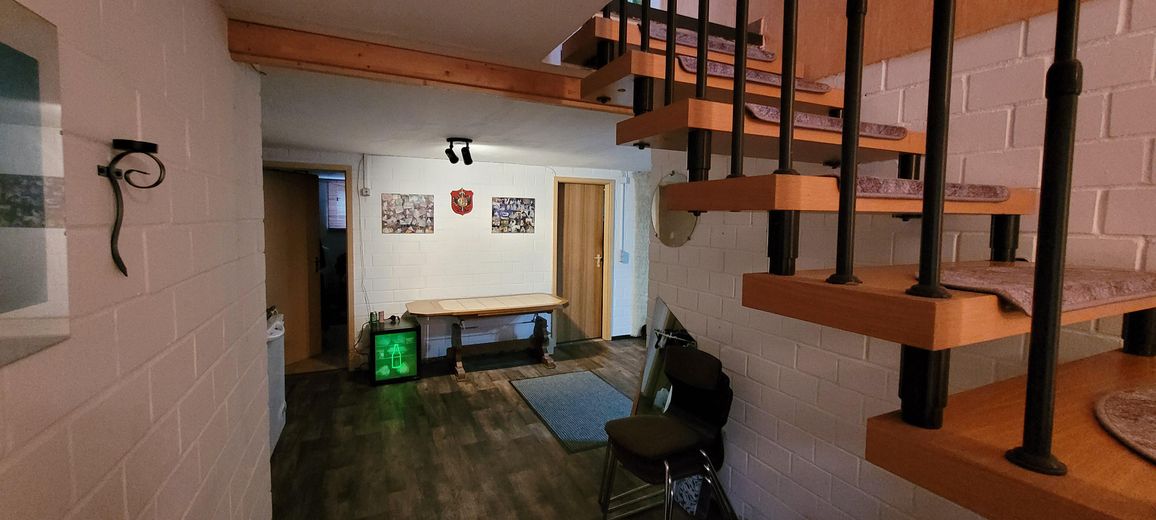 Familienfreundliches Einfamilienhaus mit Doppelgarage und großem Grundstück in Kusey – Keller