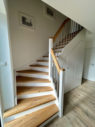 Stijlvolle stadsvilla op een natuurrijke droomlocatie – modern wonen met levenskwaliteit – Aufgang mit Echtholztreppe