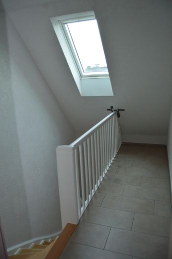 Mehrfamilienhaus provisionsfrei – 1 Einheit vermietet, 1 Einheit frei für Sie – WG 1: Flur OG