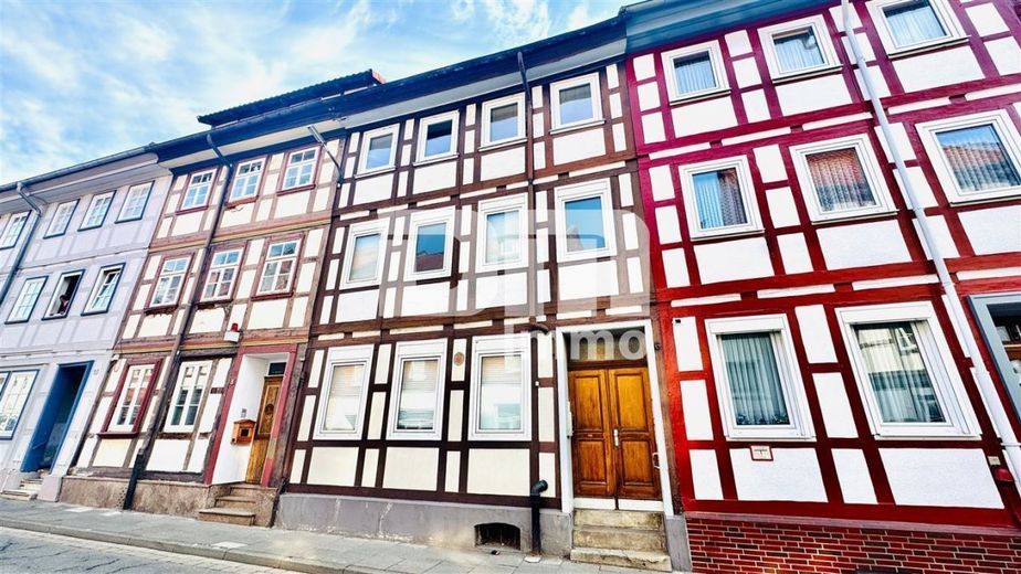 Historisches Fachwerk-Juwel mit attraktiver Rendite im Herzen von Northeim – Frontansicht Titel