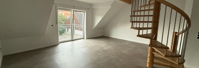 شقة مضيئة بطابق علوي مفتوح مع شرفة وإطلالة على المساحات الخضراء في شتاينفيغ – Wohnzimmer