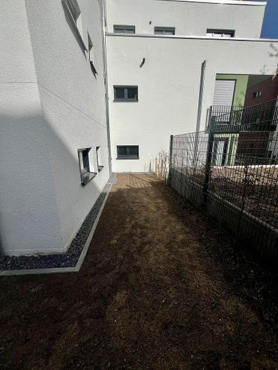 Lichtdurchflutete Neubau-Gartenwohnung mit Terrasse & hochwertiger Ausstattung – Garten