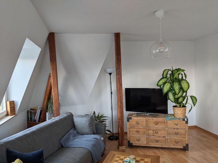 Stilvolle Altbau-Dachgeschoss 2-Zimmerwohnung mit Weitblick – Wohnbereich