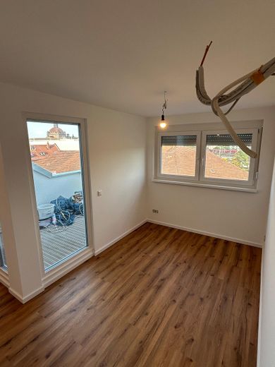 Neubaustandard! Helle 3,5 Zi.-DG-Whg. mit Balkon, Klimaanlage und Burgblick. – Büro