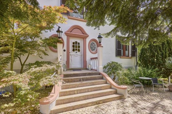 Bensheim'in en iyi konumunda, hikayeli şık eski bina villası