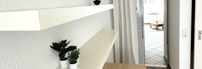 centralnie położony apartament gotowy do zamieszkania dla osób dojeżdżających / studentów, w tym prąd i internet (mieszkanie w budynku z garażem podziemnym) – Arbeitsbereich u. Schrank