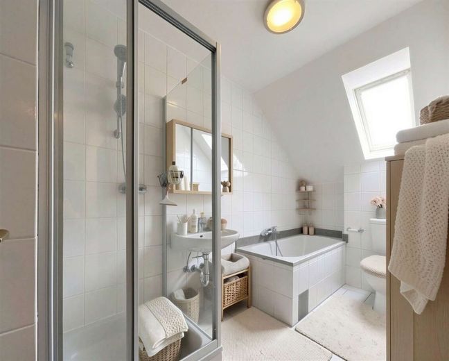 Ein Zuhause mit Weitblick - charmante Dachgeschosswohnung zum Ankommen oder Investieren – Badezimmer