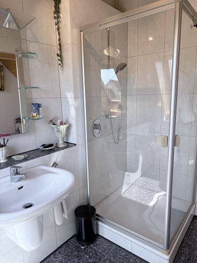 Bad mit Dusche oben