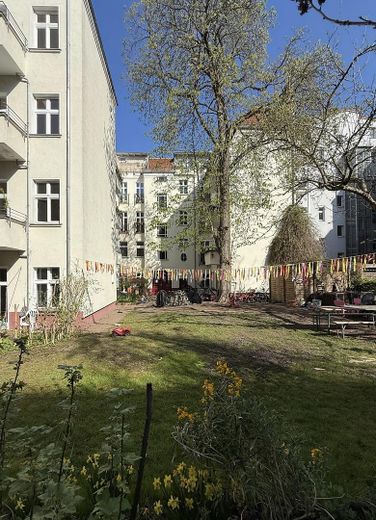 Sonnige Maisonette im Komponistenviertel – 2 Balkone, Südausrichtung & ruhige Lage im Grünen – Blick vom Garten in den Hof