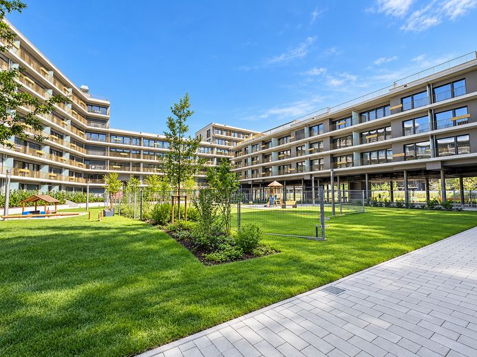 2-Zi.-Erstbezug in Pasing | Designküche mit Kochinsel | 13 m² Glasloggia – Begrünter Innenhof