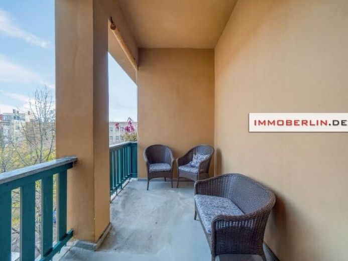 IMMOBERLIN.DE - Modernized period apartment with loggia near the Simon-Dach-Kiez – Photo 1