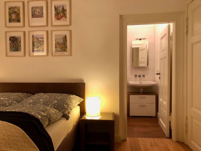 Sanierte bezugsfertige Villa mit Weitblick für Eigennutzung und/oder Kapitalanlage – Schlafzimmer mit Duschbad