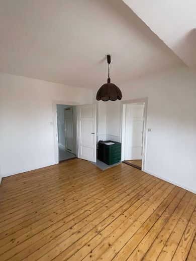 ALTBAU-CHARME! Einfach & günstig wohnen über den Dächern von Offenbach! – Wohnzimmer leer