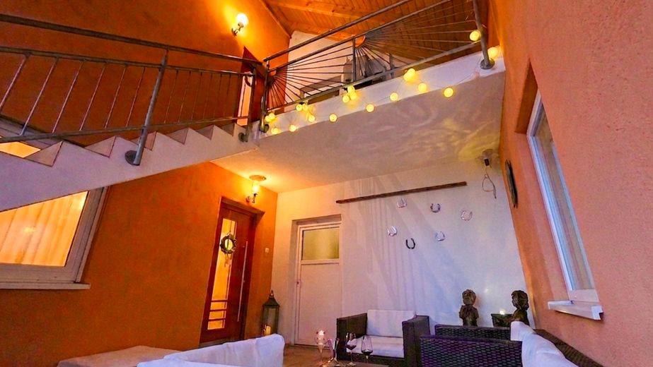Budynek mieszkalno-usługowy w Langenargen – idealny dla wolnych zawodów, home office, częściowego wynajmu – Eingangs- Lounge im Carport