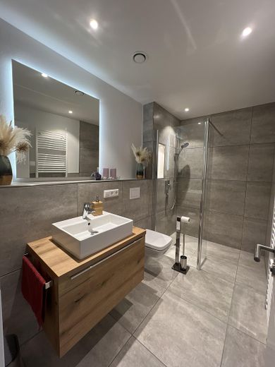 Exclusivo piso de 6 habitaciones con una suite principal, opción de refrigeración y dos grandes terrazas en la azotea – Duschbad