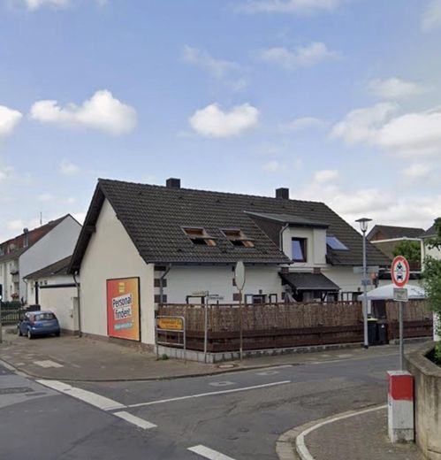 Wird aktuell Saniert Ein Haus. Zwei Möglichkeiten.Ca. 210 m² Wohnfläche · barrierefreies Erdgeschoss – Alter Zustand Front