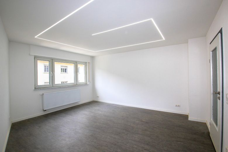 Urbaner Wohntraum mit Tiefgarage: 2-Zimmer kernsaniert – ideal für Paare, Single oder Investment – Wohnzimmer