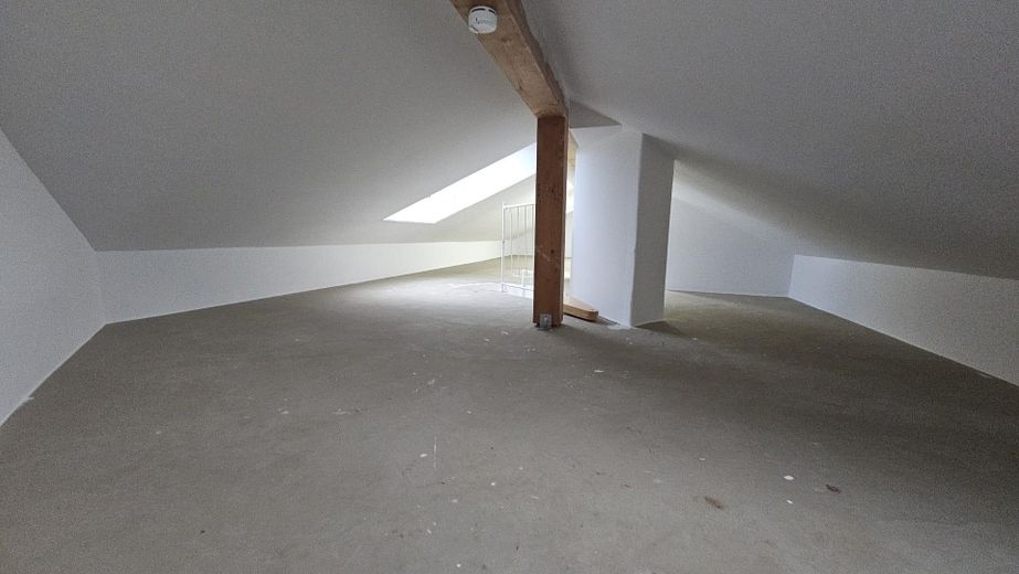 3,5-Zimmer-Wohnung in Bad Vilbel: Modernes Wohnen mit Dachboden – Dachboden