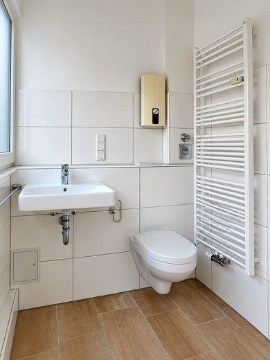 3 habitaciones, balcón y vistas al castillo: vivienda de alta calidad completamente renovada en Königstein – Badezimmer & WC 